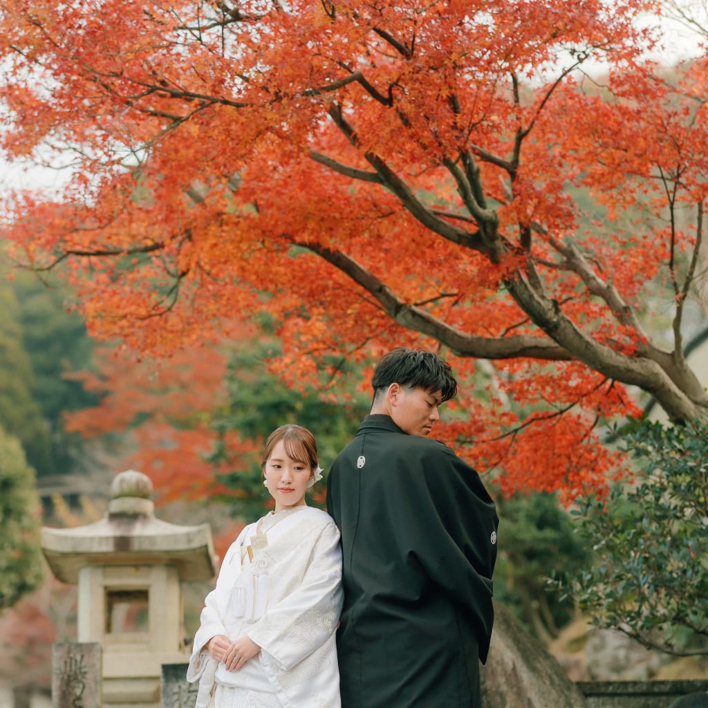 八坂での美しい紅葉に包まれたウェディングフォト | デコルテフォトグラフィー | 前撮り・フォトウェディング