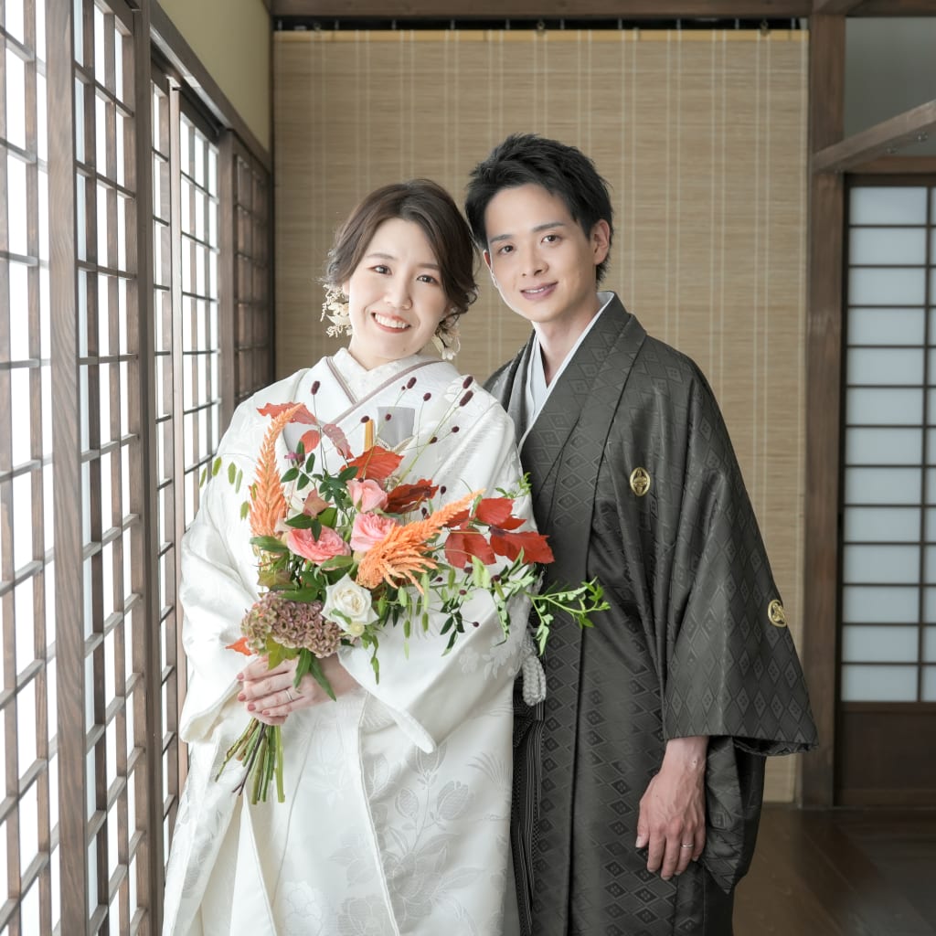 アイテムたっぷりでお二人らしいスタジオ撮影！ | デコルテフォトグラフィー | 前撮り・フォトウェディング