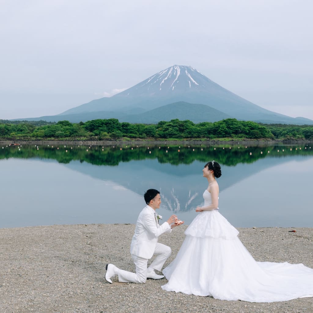 緑の森や高原、富士山を背景の美しい洋装ロケーションフォト、乗馬 | デコルテフォトグラフィー | 前撮り・フォトウェディング