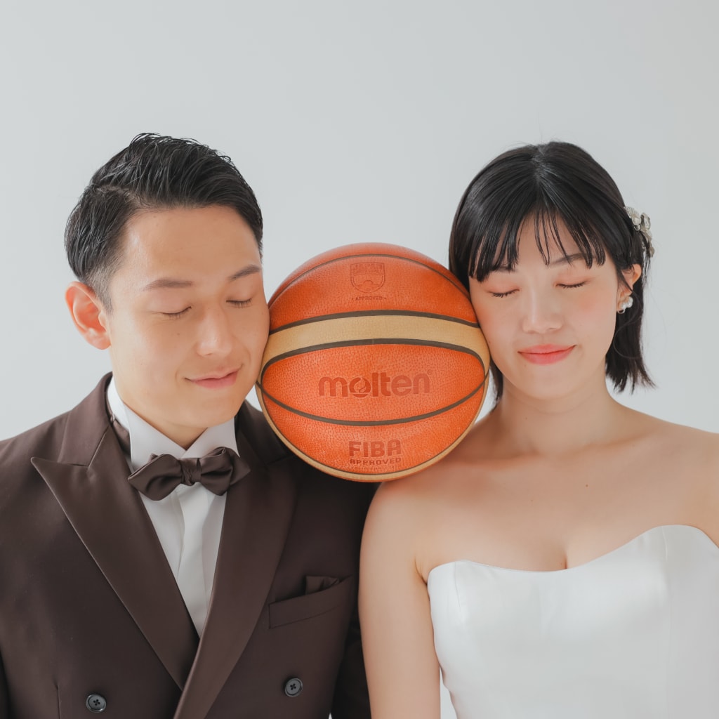 【バスケ大会！？】遊び心満載の洋装スタジオ | デコルテフォトグラフィー | 前撮り・フォトウェディング