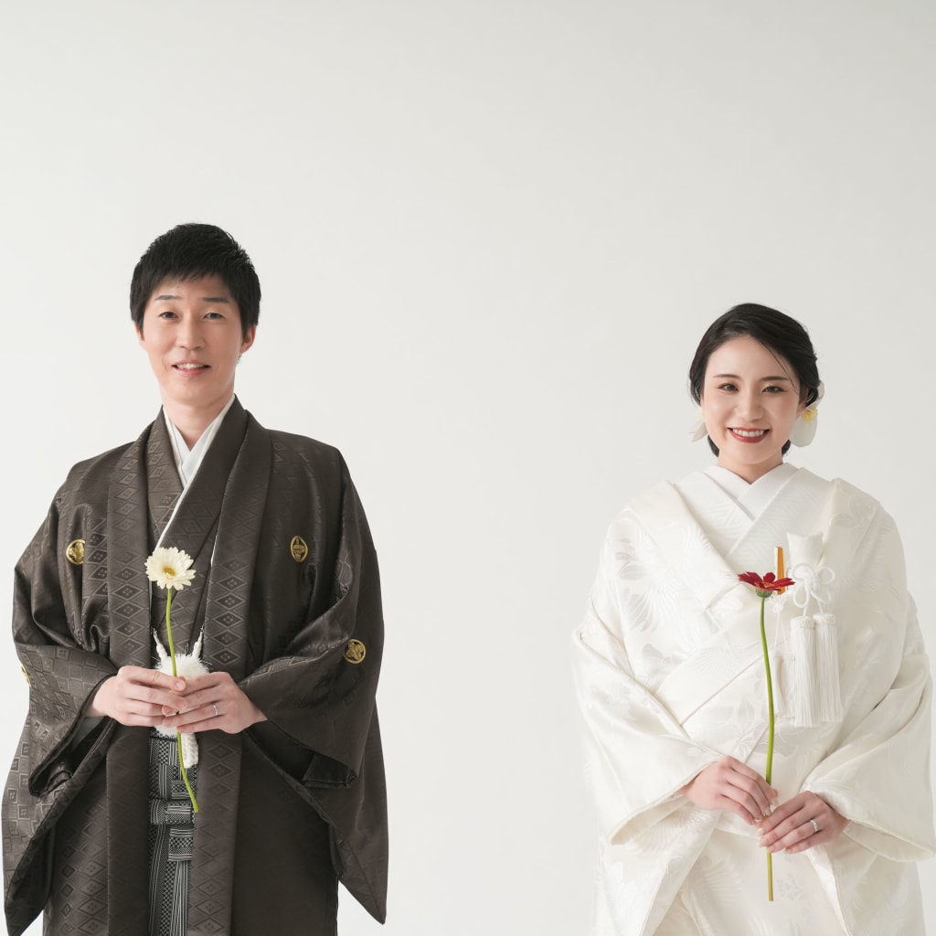 白無垢と一輪のお花 | デコルテフォトグラフィー | 前撮り・フォトウェディング
