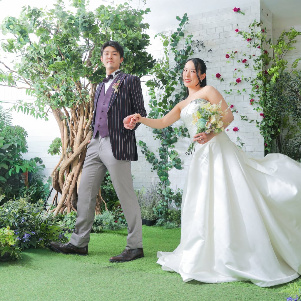 和傘の静寂から弾ける笑顔まで魅せるウエディングフォト　photo by 谷澤明美 | スタジオTVB なんばパークス店 | 前撮り・フォトウェディング
