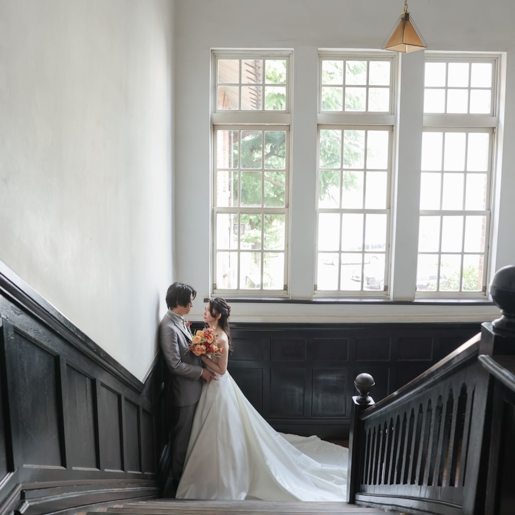 洋装のシックなロケーション | デコルテフォトグラフィー | 前撮り・フォトウェディング