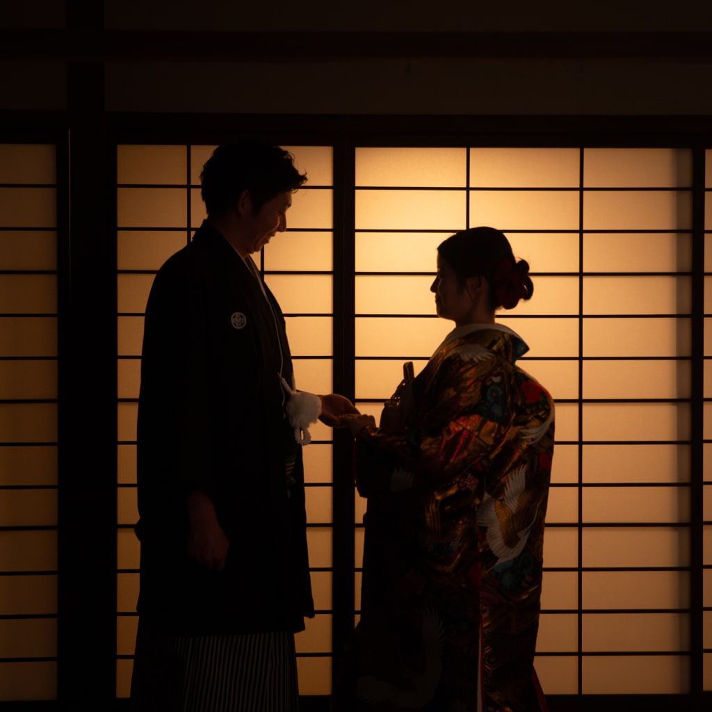 光と影が織り成す美しい瞬間：チャペルスタジオと屋内庭園でのウェディング撮影 | デコルテフォトグラフィー | 前撮り・フォトウェディング