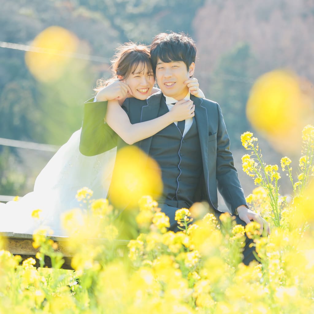 澄んだ伊豆ブルーと一面の菜の花　photo by谷澤明美 | デコルテフォトグラフィー | 前撮り・フォトウェディング
