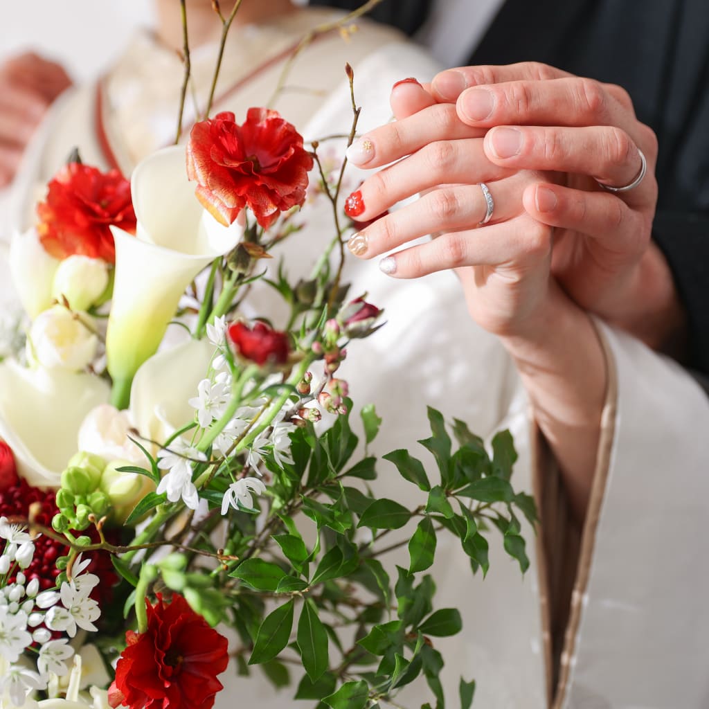 真紅の花が映える白無垢