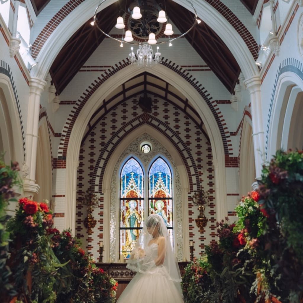 ホテルモントレ京都のステンドグラス前で | デコルテフォトグラフィー | 前撮り・フォトウェディング