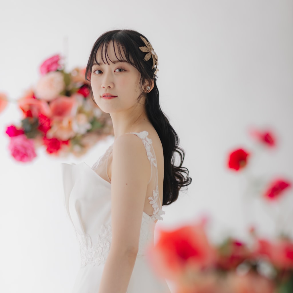 洋装スタジオでお花に囲まれて！！ | デコルテフォトグラフィー | 前撮り・フォトウェディング