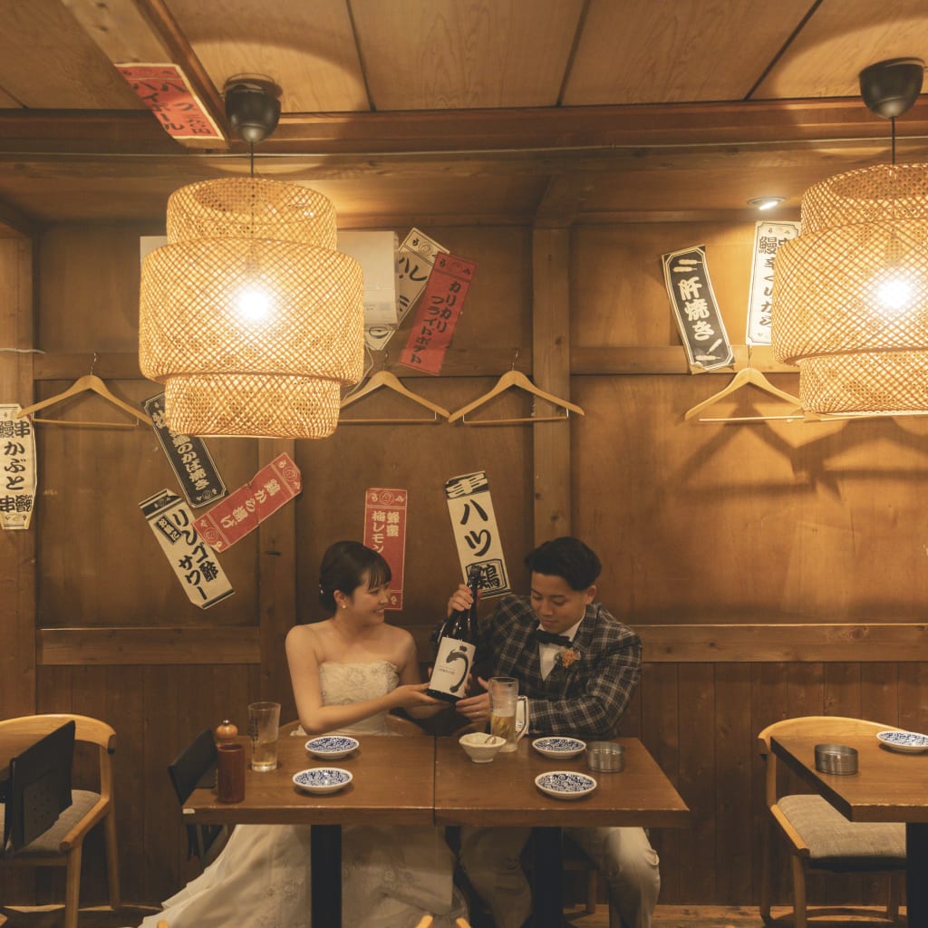 行きつけの居酒屋で | デコルテフォトグラフィー | 前撮り・フォトウェディング