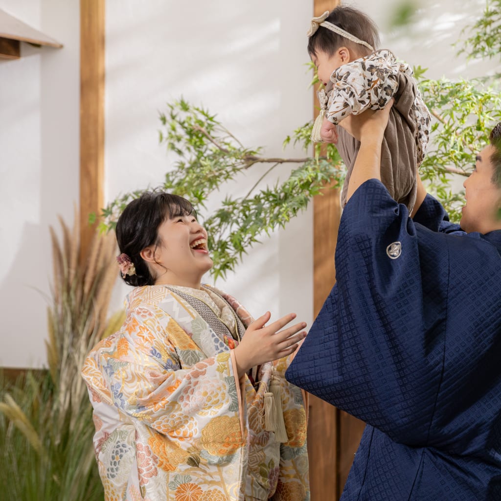 笑顔あふれる屋内庭園撮影 | スタジオAQUA（東京・関東） | 前撮り・フォトウェディング