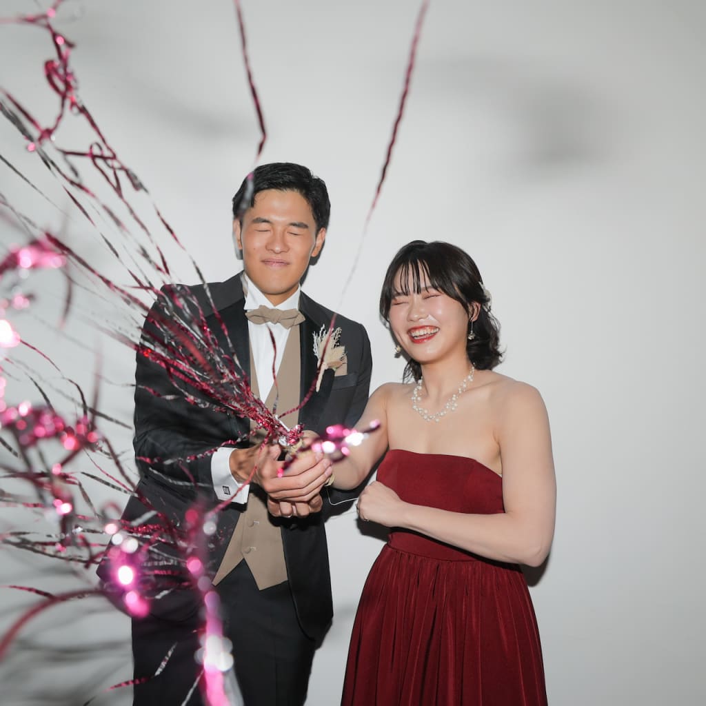 クラッカーでド派手に！【スタジオフォト】 | デコルテフォトグラフィー | 前撮り・フォトウェディング