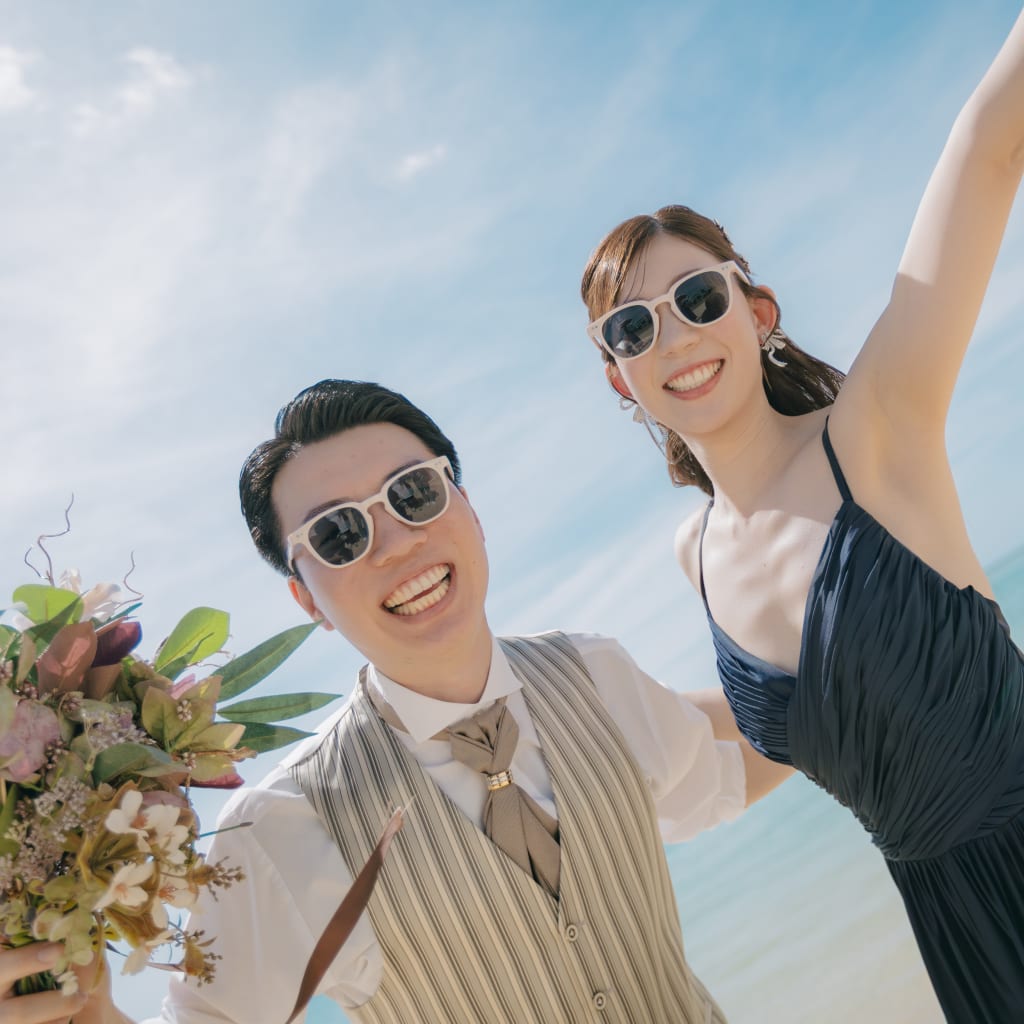 Navy & White ｜ 白亜のチャペルと海風に映えるネイビードレス | デコルテフォトグラフィー | 前撮り・フォトウェディング
