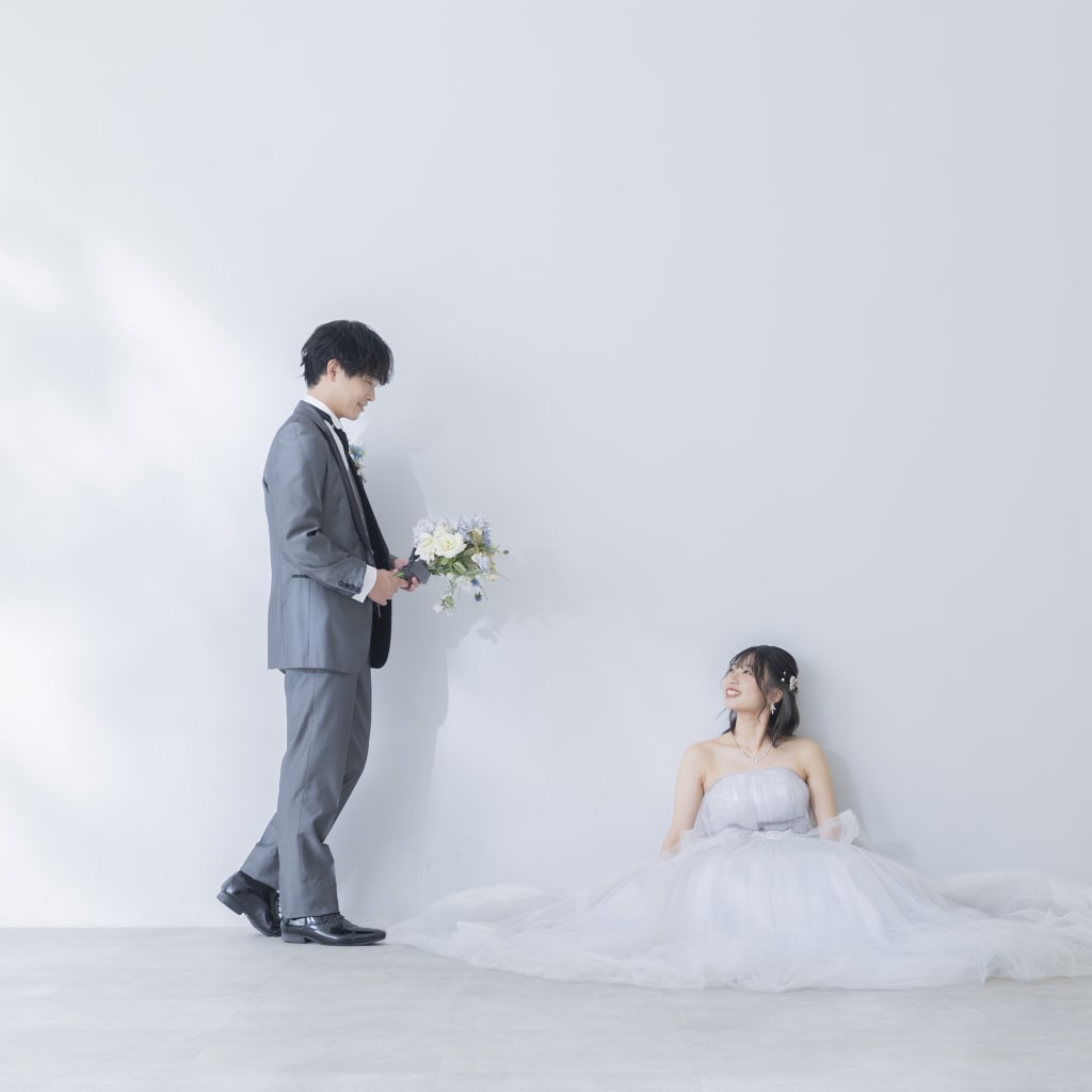 白バラ壁紙＆ガーデンセットで魅せるニュアンスカラー