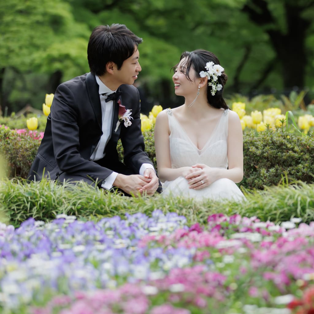 お花いっぱいのスタジオ＆代々木公園の緑で魅せる、爽やか洋装フォト | デコルテフォトグラフィー | 前撮り・フォトウェディング