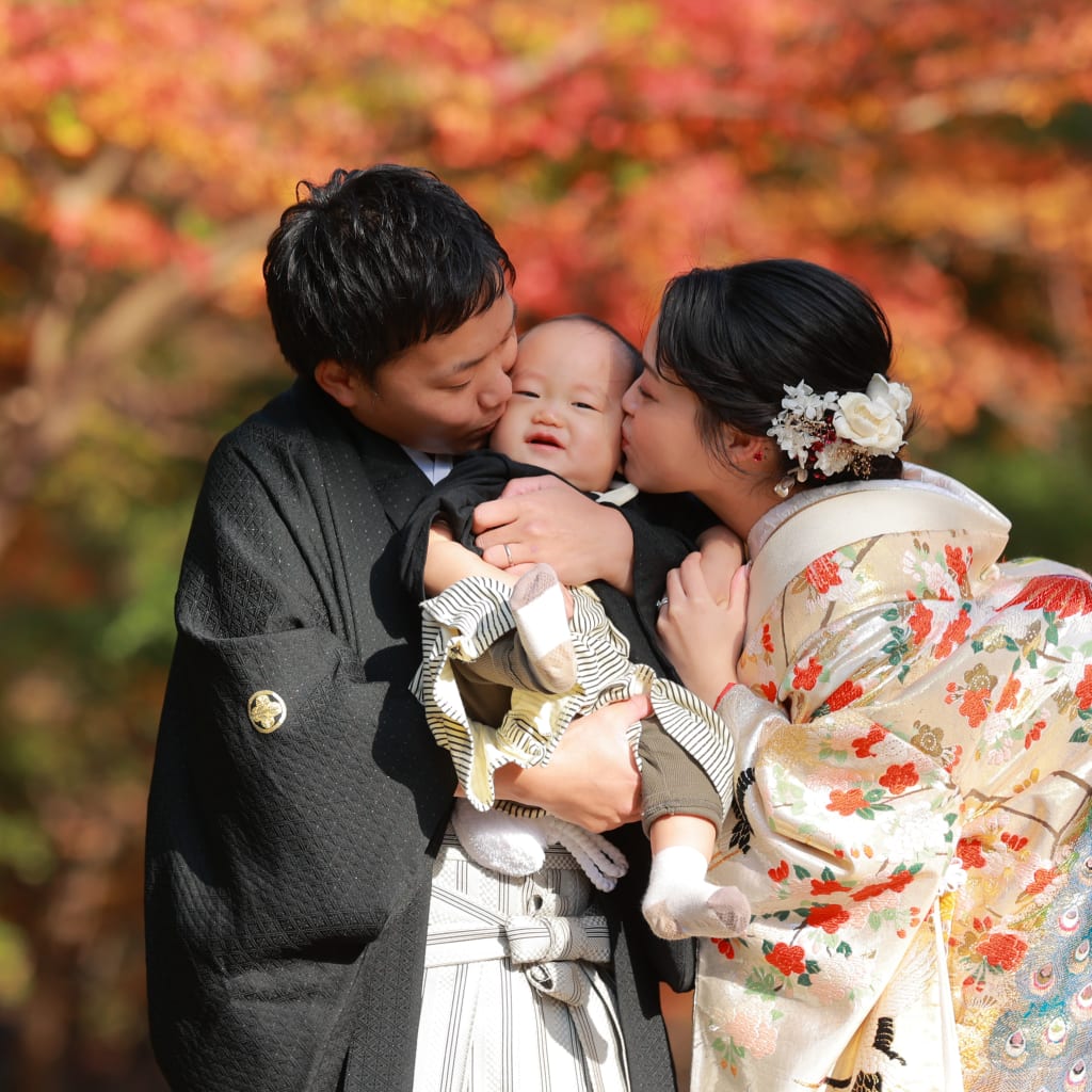 紅葉の真ん中でファミリーフォト | デコルテフォトグラフィー | 前撮り・フォトウェディング