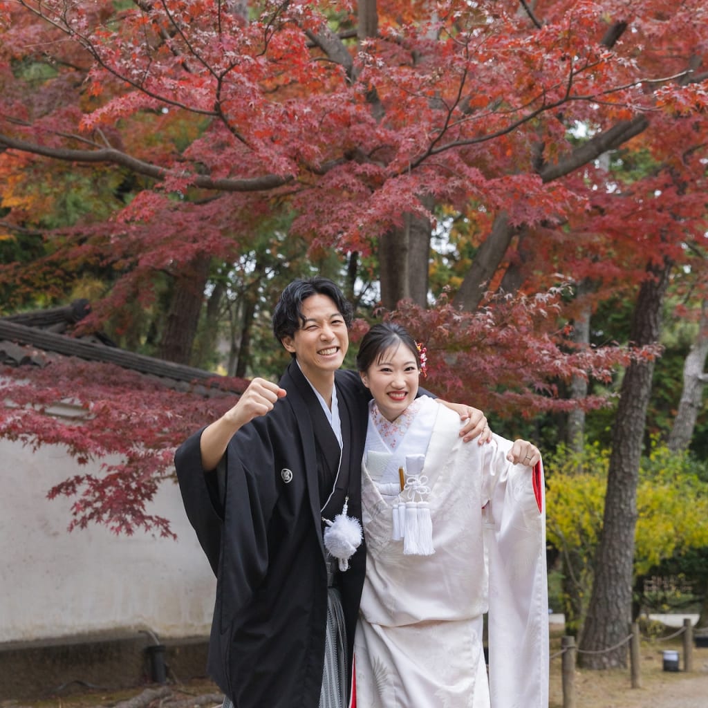 赤い紅葉と楽しいお２人♡【和装ロケーション】 | デコルテフォトグラフィー | 前撮り・フォトウェディング