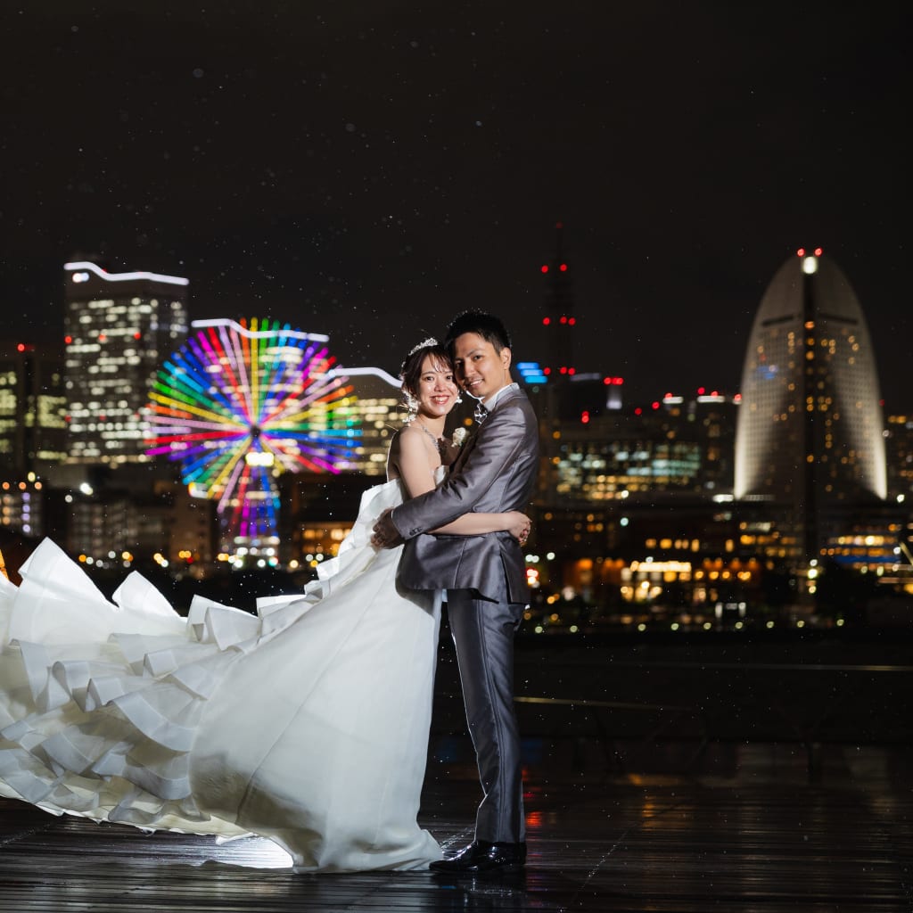 小雨の降る大桟橋でドラマチックに撮影！ | デコルテフォトグラフィー | 前撮り・フォトウェディング