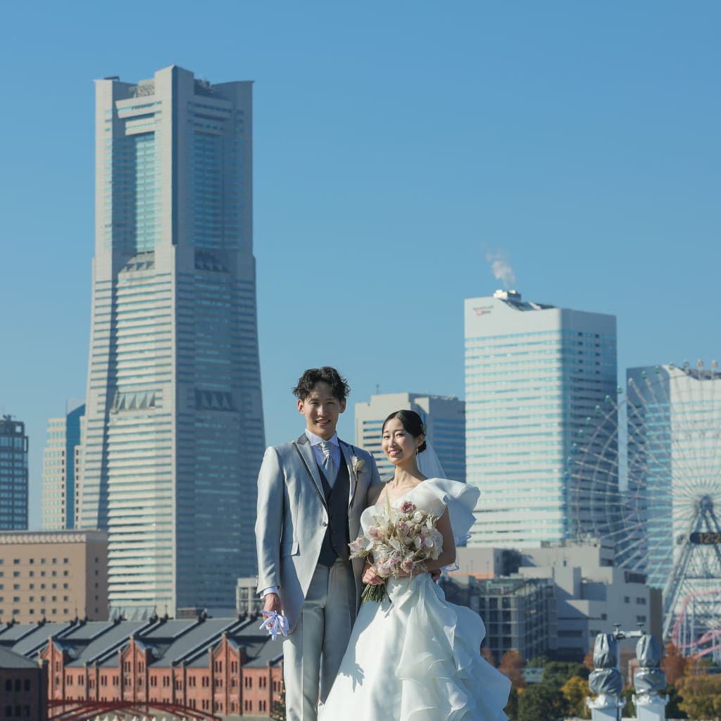横浜の絶景をバックに。爽やかなロケーションフォト　photo by 谷澤明美 | デコルテフォトグラフィー | 前撮り・フォトウェディング