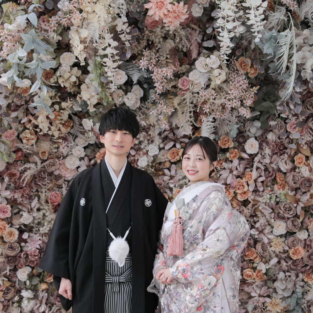 満開のドライフラワーに囲まれて。二人らしい、自然体で撮れた和装フォト | スタジオSUNS | 前撮り・フォトウェディング