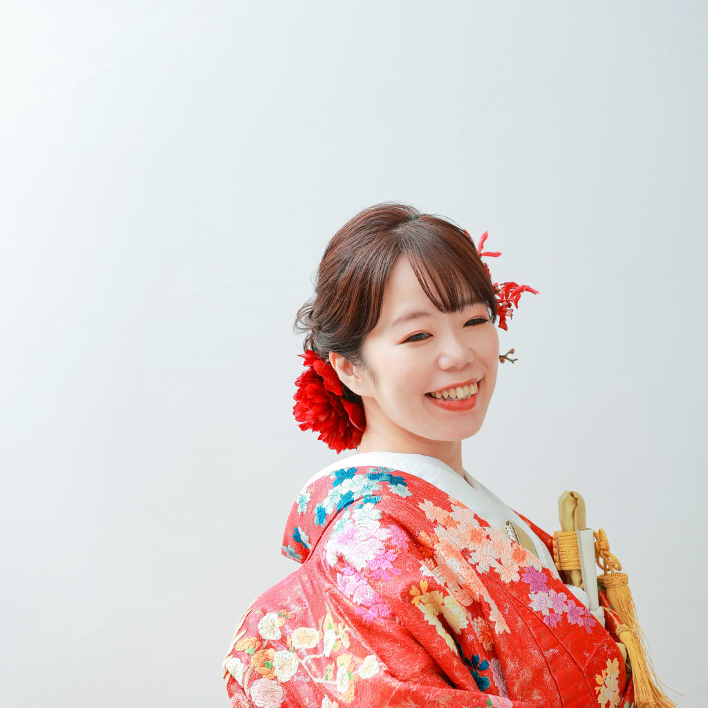 季節のお花を髪に添えて photo by 谷澤明美 | デコルテフォトグラフィー | 前撮り・フォトウェディング