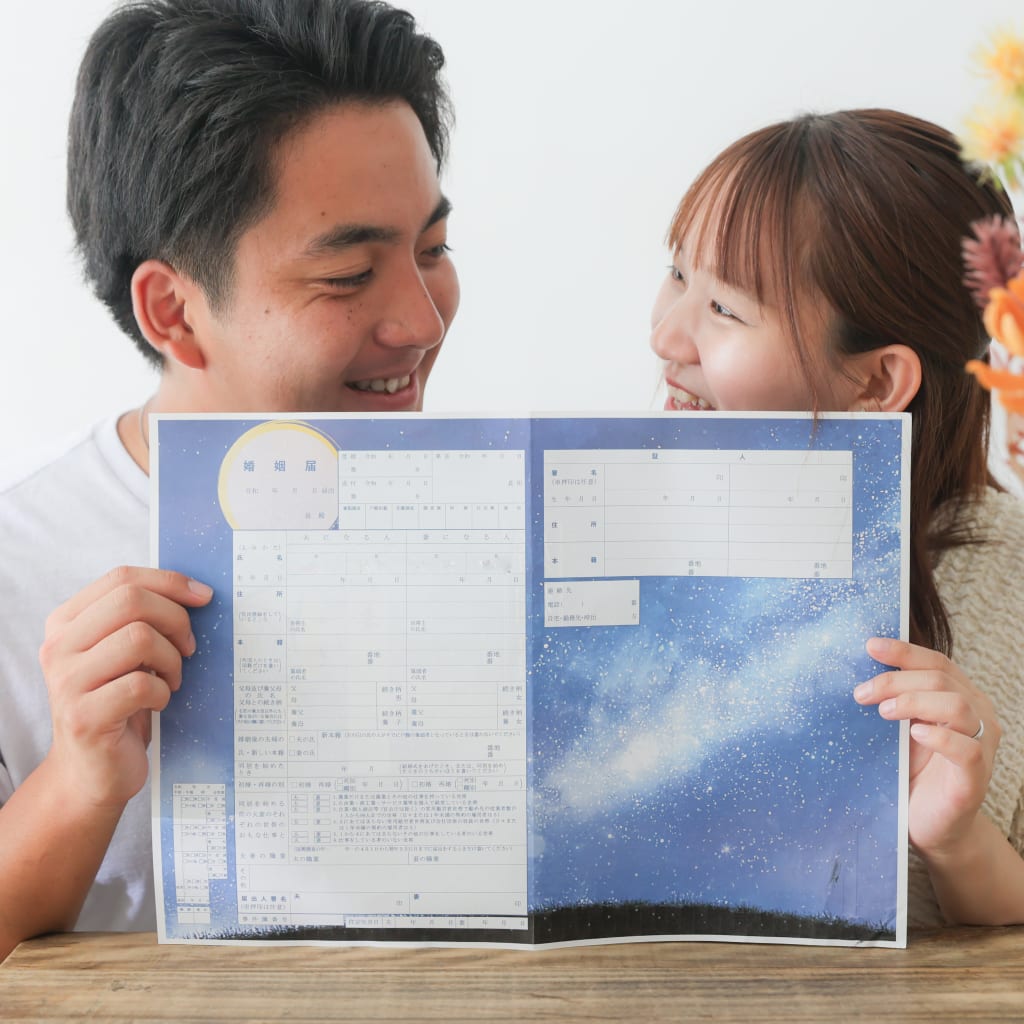 ふたりの入籍日に、婚姻届と〈マリピク！〉 | デコルテフォトグラフィー | 前撮り・フォトウェディング