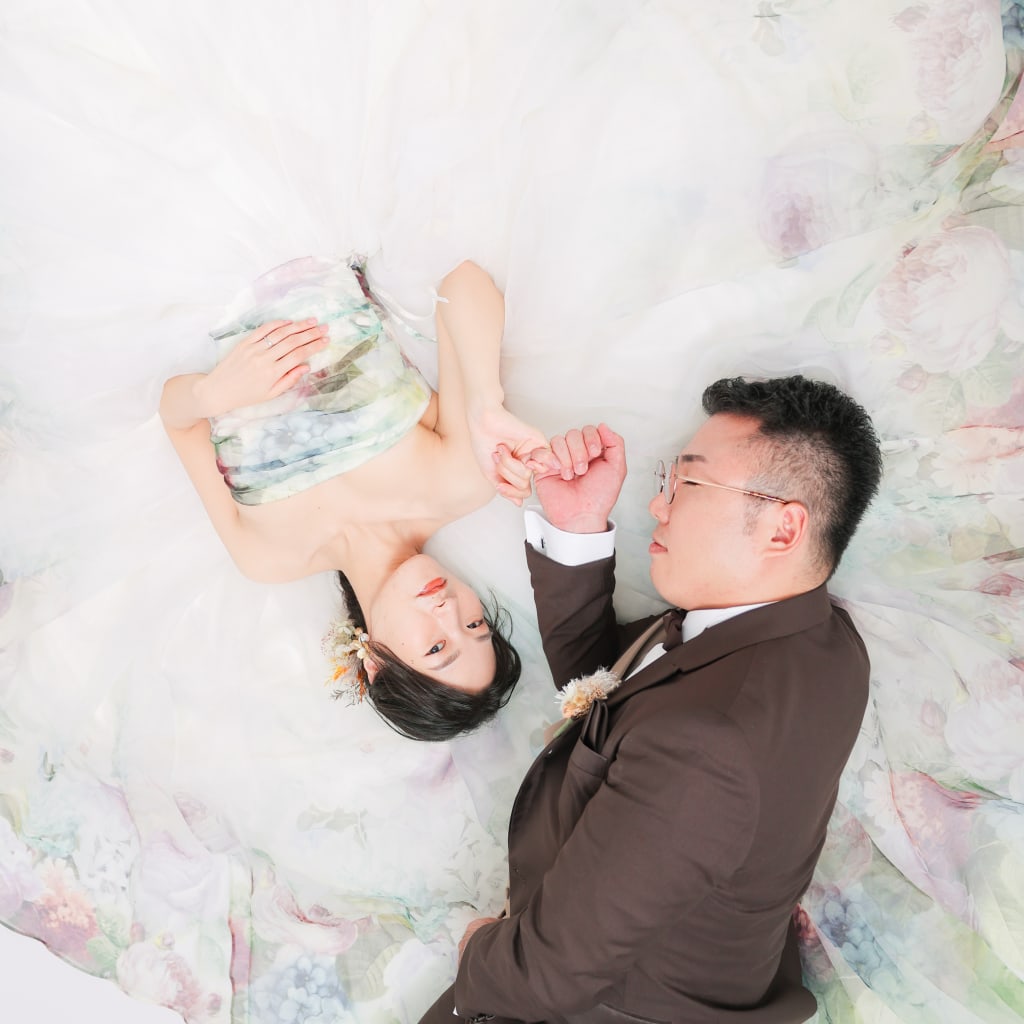 お気に入りのドレスを背景にphoto by谷澤明美 | デコルテフォトグラフィー | 前撮り・フォトウェディング