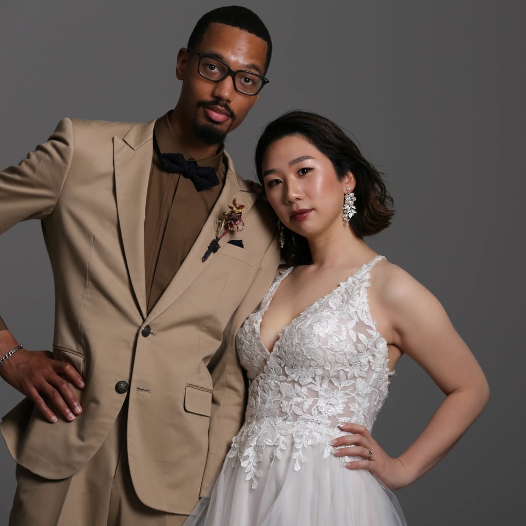 クールでおちゃめなお二人【洋装スタジオPLUS】 | デコルテフォトグラフィー | 前撮り・フォトウェディング