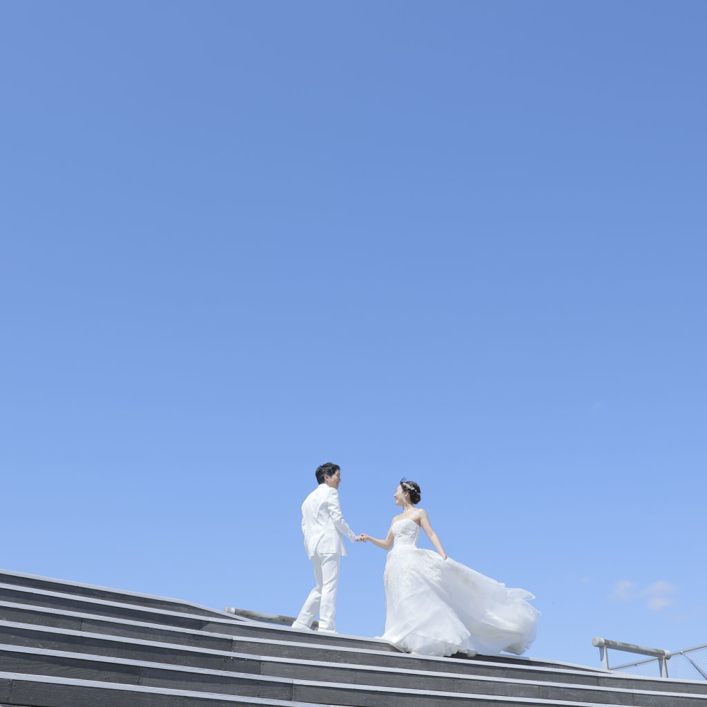 青空の下で | デコルテフォトグラフィー | 前撮り・フォトウェディング