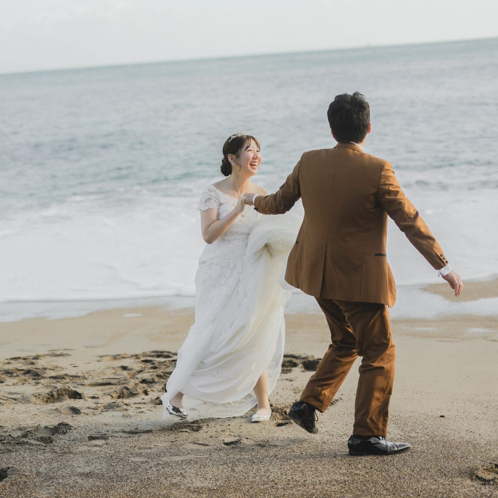 海とオシャレなカフェで | デコルテフォトグラフィー | 前撮り・フォトウェディング
