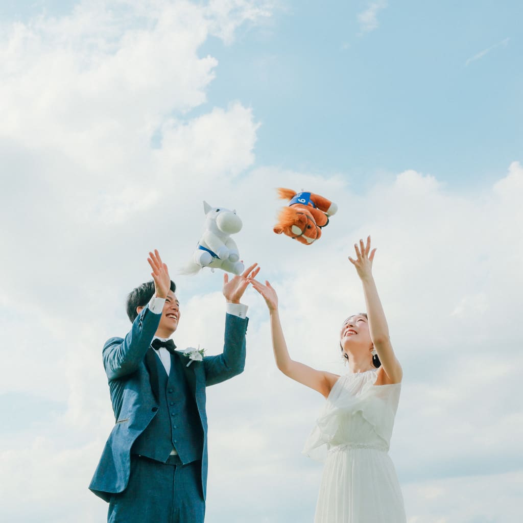 天気に恵まれたマイアミ浜で洋装