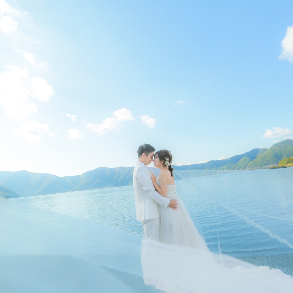 コスモスや青空の秋のナチュラルな洋装ロケーションフォト | デコルテフォトグラフィー | 前撮り・フォトウェディング