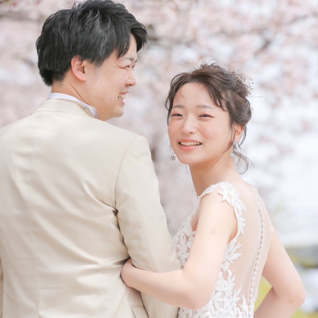 背景無地のスタジオと桜オプションで洋装撮影 | デコルテフォトグラフィー | 前撮り・フォトウェディング