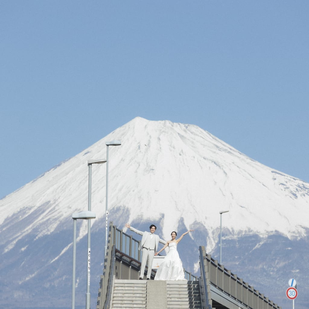 富士山をバックにウェディングフォト | デコルテフォトグラフィー | 前撮り・フォトウェディング