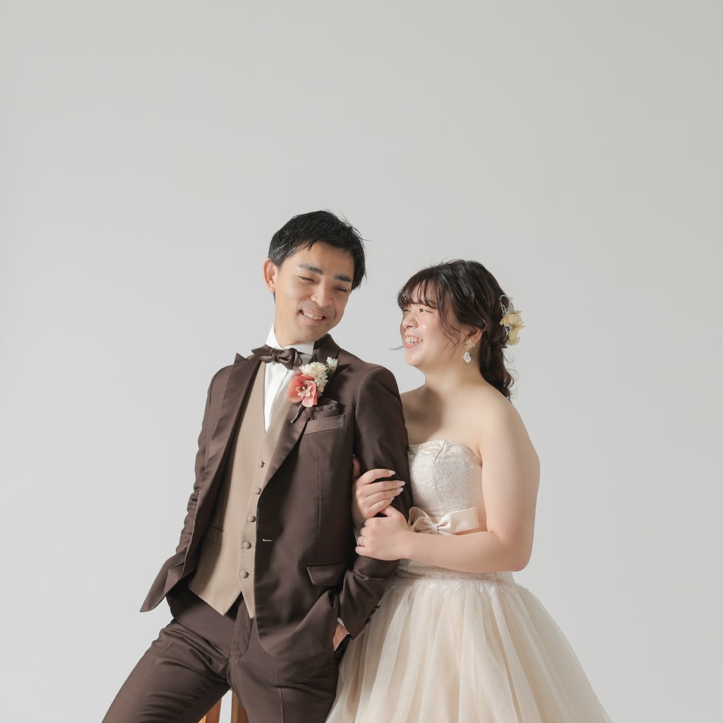 洋装スタジオPLUS+屋内庭園スタジオ | デコルテフォトグラフィー | 前撮り・フォトウェディング