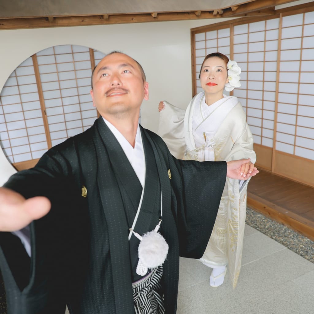 ユニークなお二人と屋内庭園で楽しく撮影！ | デコルテフォトグラフィー | 前撮り・フォトウェディング