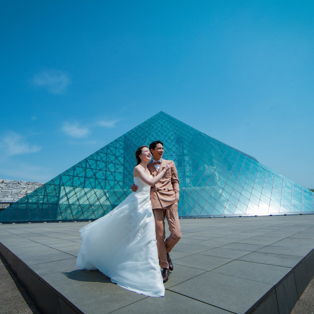 モエレ沼公園での洋装ロケーション撮影、ピラミッド前にて