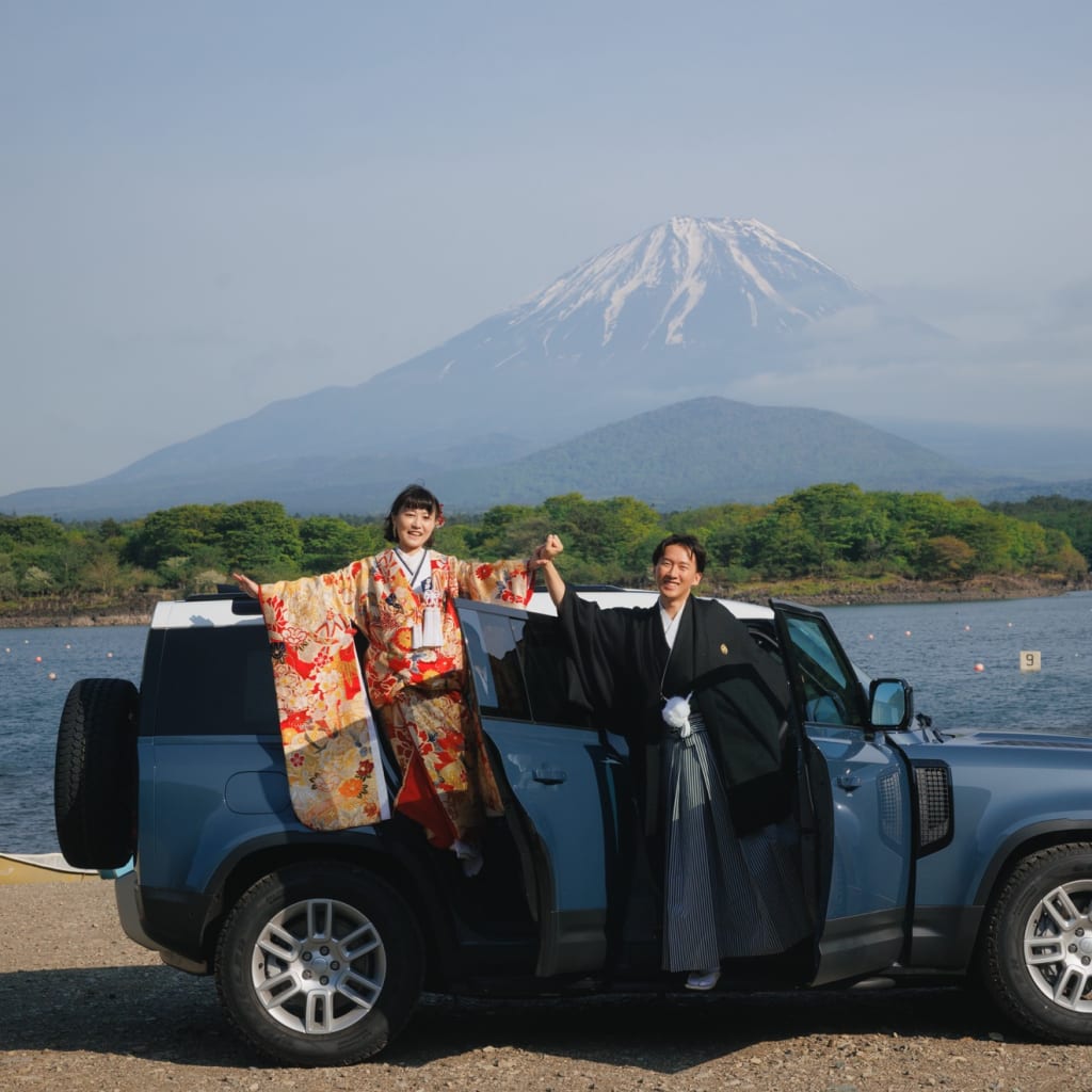 車と一緒の撮影　富士山をバックに