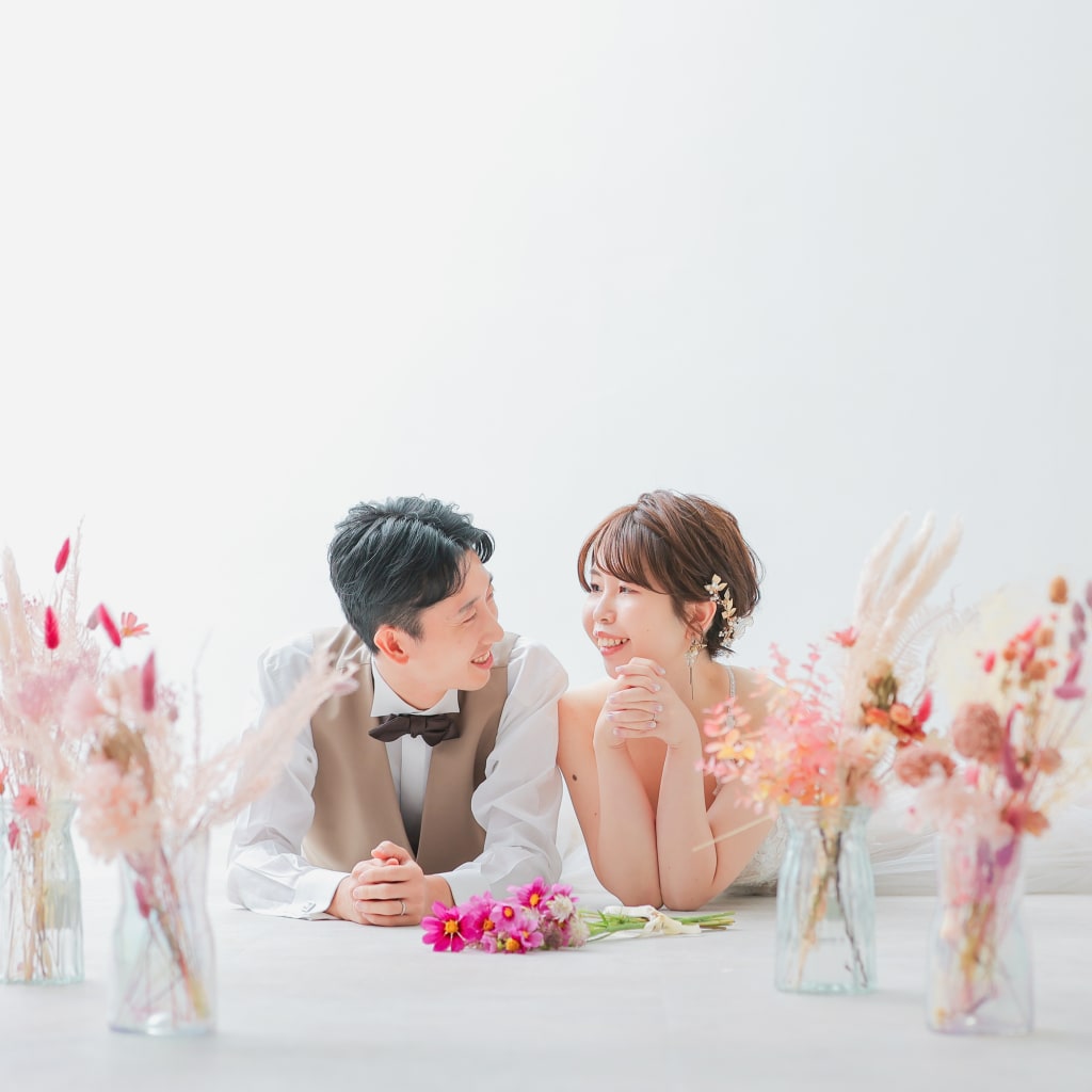 小物を使って2人らしさを表現してphoto by　谷澤明美 | デコルテフォトグラフィー | 前撮り・フォトウェディング