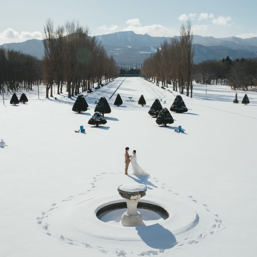 冬の前田森林公園にて。雪景色に映えるお二人の足跡