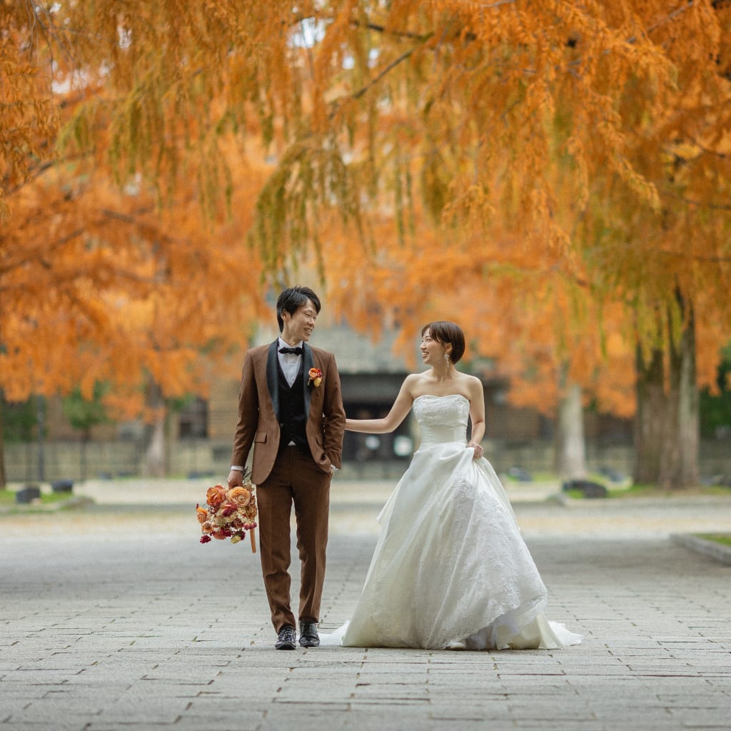 オレンジの紅葉とともに【東千田公園ロケーション】 | デコルテフォトグラフィー | 前撮り・フォトウェディング