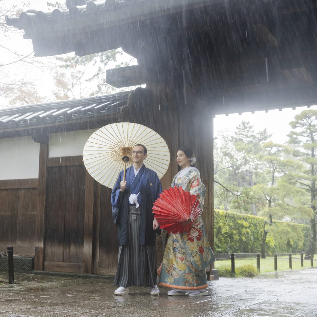 雨の日の情緒と光り輝くドレス。ふたつの世界で描くフォトウェディング