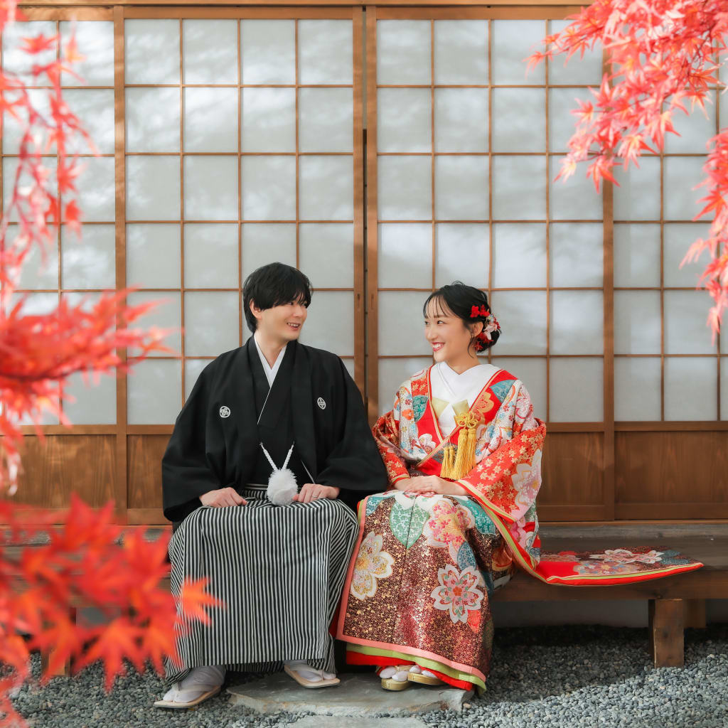 屋内の庭園で紅葉を