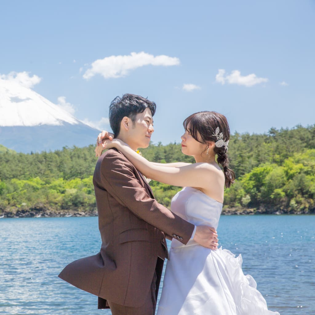 富士山洋装ロケーションフォト | デコルテフォトグラフィー | 前撮り・フォトウェディング