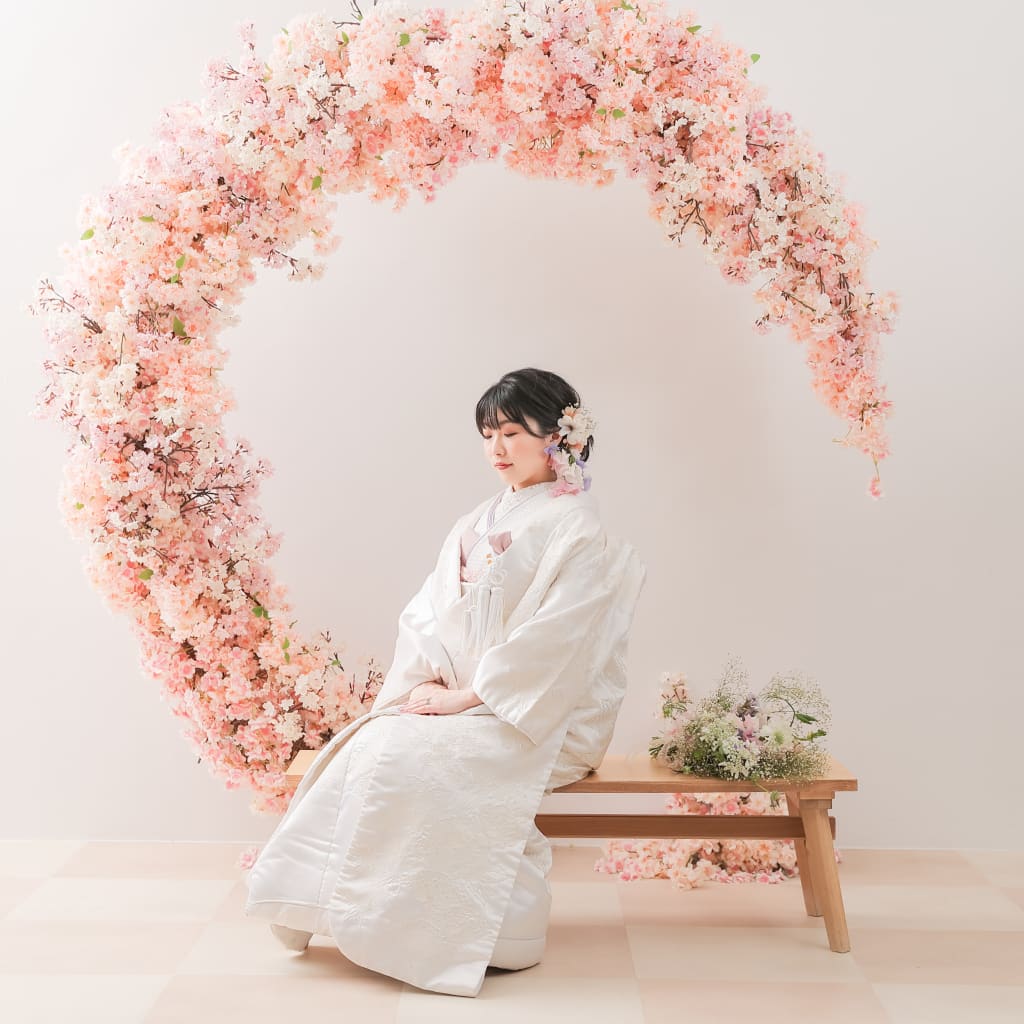 桜のアーチが可愛い屋内庭園　photo by谷澤明美 | デコルテフォトグラフィー | 前撮り・フォトウェディング