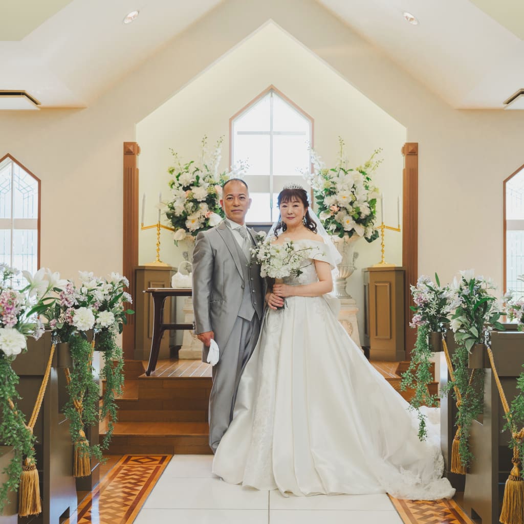 自然の光が入り込む教会で | デコルテフォトグラフィー | 前撮り・フォトウェディング