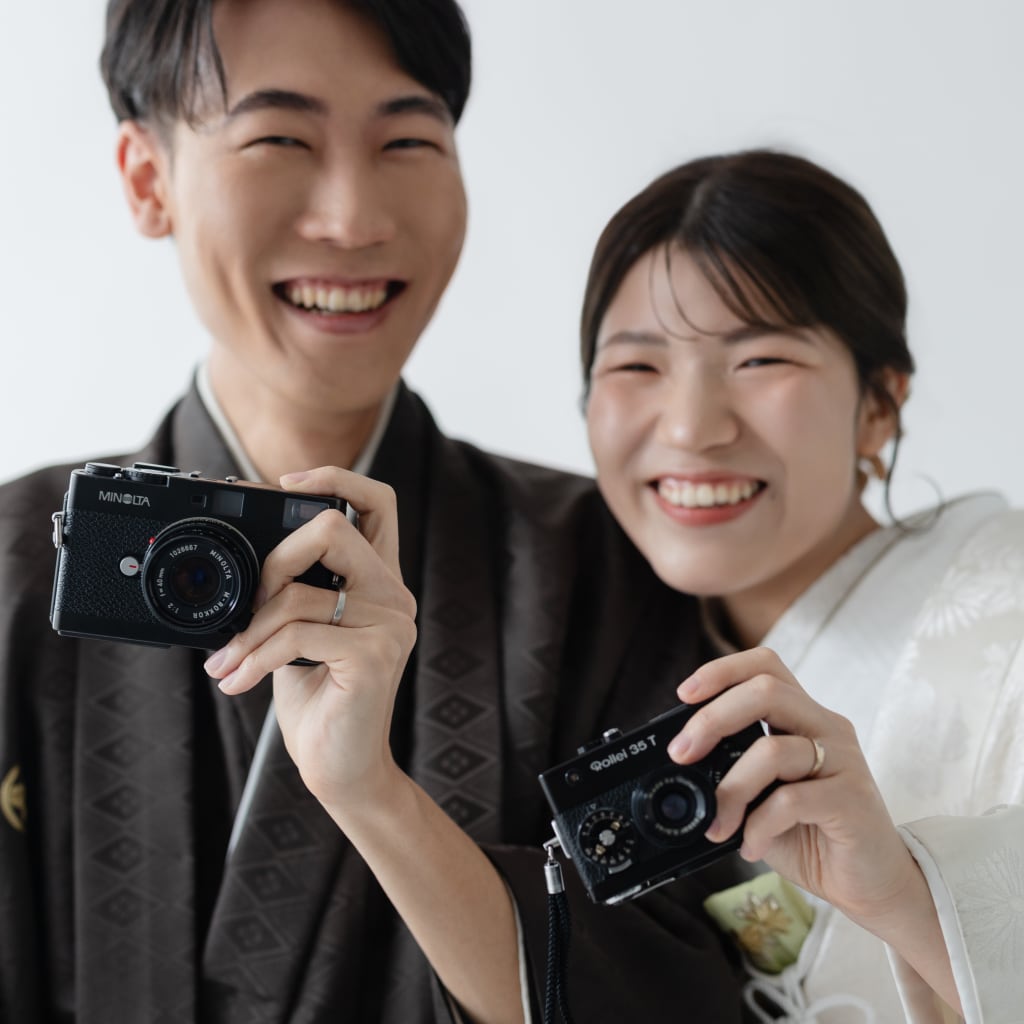 無地のスタジオでシンプルに和装！