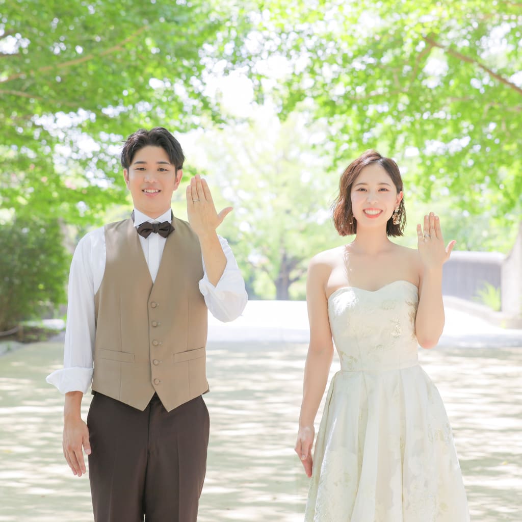 緑の並木路で。 | デコルテフォトグラフィー | 前撮り・フォトウェディング