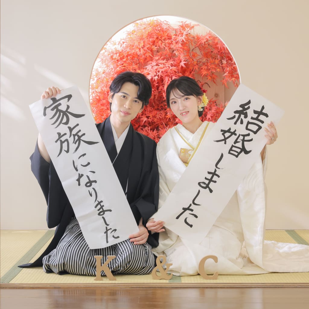 白無垢で彩る和装フォト｜正座ショットから思い出の持ち込みアイテムまで