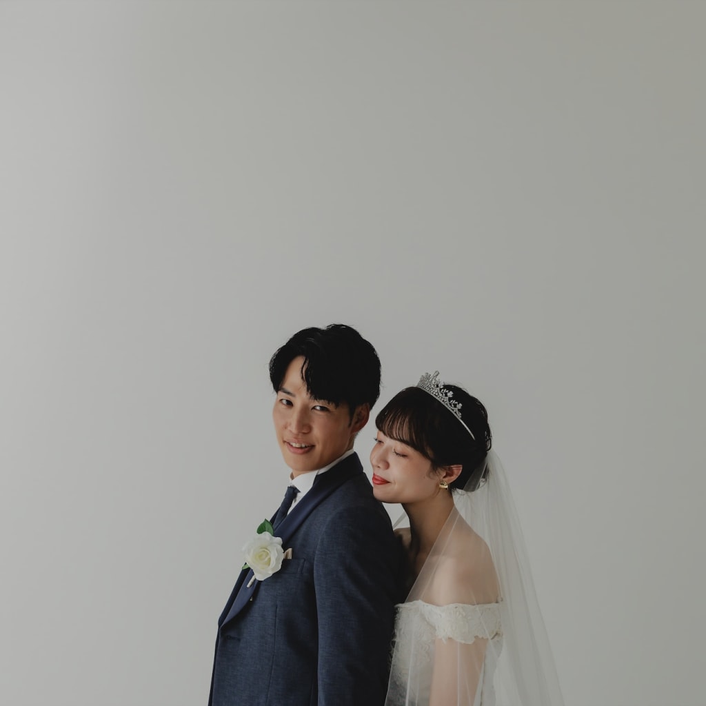 綿帽子姿の和装から洗練された洋装へ！笑顔広がるスタジオ撮影 | デコルテフォトグラフィー | 前撮り・フォトウェディング