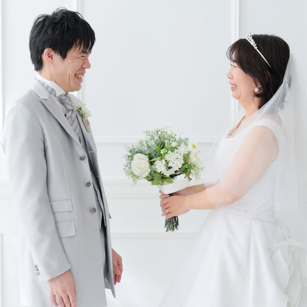 洋装ハウススタジオで可愛くオシャレに | デコルテフォトグラフィー | 前撮り・フォトウェディング